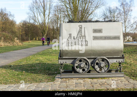 Il carbone autocarro, utilizzato nelle miniere di carbone, per il trasporto di carbone e di rocce alla superficie, oggi una memoria storica, souvenir, dopo le miniere di carbone sono state chiuse, in Foto Stock