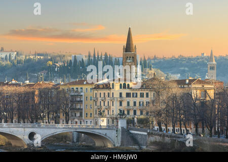 Vecchia città di Verona, vista sul fiume Foto Stock