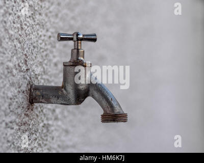 Al di fuori di toccare il muro bianco Foto Stock