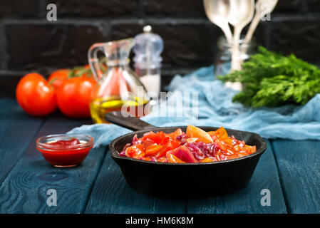 Verdure fritte con salsa di pomodoro in padella Foto Stock