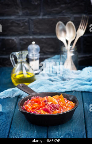 Verdure fritte con salsa di pomodoro in padella Foto Stock