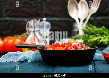 Verdure fritte con salsa di pomodoro in padella Foto Stock