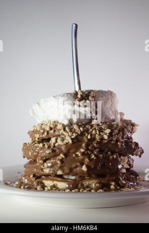 Frittelle di cioccolato,cookie e gelato sfondo bianco Foto Stock