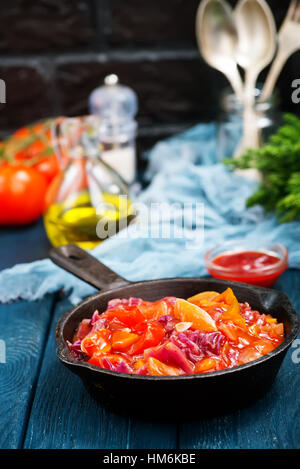 Verdure fritte con salsa di pomodoro in padella Foto Stock