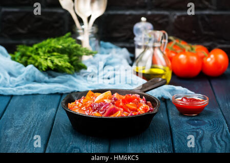 Verdure fritte con salsa di pomodoro in padella Foto Stock