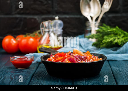 Verdure fritte con salsa di pomodoro in padella Foto Stock