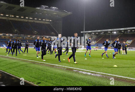 Il Leicester City giocatori warm up prima della Premier League a Turf Moor, Burnley. Foto Stock