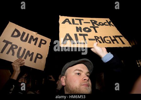 Protesta contro Donald Trump il divieto di viaggio per i musulmani. Manifestanti tenere fatta in casa segni di cartone. Uno dice 'Dump Trump' e un altro dice 'Alt rock' Foto Stock