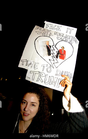 Whitehall. Protesta contro Donald Trump il divieto di viaggio per i musulmani. Una donna che tiene un cartello che mostra un cuore spezzato e le parole 'tempo per eseguire il dump di Trump'. Foto Stock