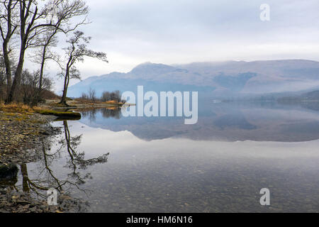 Un giorno grigio sul Loch Lomond, Scozia Foto Stock