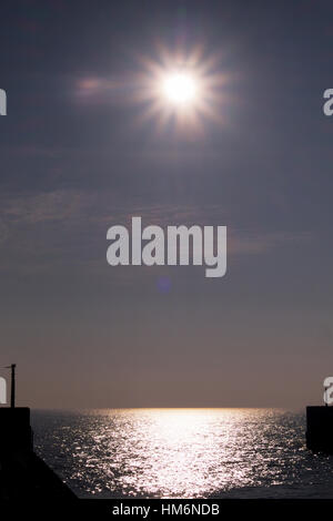 Ingresso a Shoreham Harbour al tramonto Foto Stock