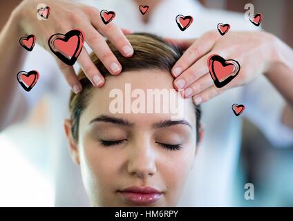 Massaggiatore massaggio che dà alla donna a spa Foto Stock