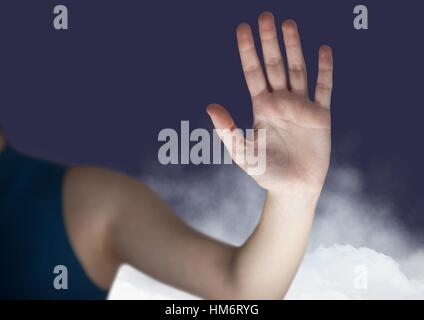 La sezione centrale della donna gesticolando Foto Stock