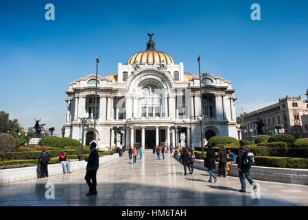 Palacio De Bellas Artes città del Messico // CITTÀ DEL MESSICO, Messico — il Palacio de Bellas Artes, completato nel 1934, si trova al margine orientale del parco centrale di Alameda vicino al Zócalo. Questo importante centro culturale si distingue per le sue cupole colorate piastrellate e la miscela di stili architettonici. L'edificio è il luogo più importante del Messico per le arti dello spettacolo e gli eventi culturali. Il palazzo ospita il Teatro Nazionale, il Museo Nazionale di architettura e ospita spettacoli della National Symphony Orchestra e dell'Opera Nazionale. Progettato dall'architetto italiano Adamo Boari e completato da Mexica Foto Stock