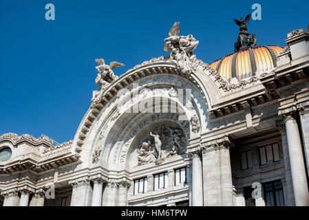 Palacio De Bellas Artes la armonia Sculpture città del Messico // CITTÀ DEL MESSICO, Messico — la Armonía (armonia), una scultura allegorica creata dallo scultore italiano Leonardo Bistolfi nel 1910, occupa la posizione centrale nel frontone del Palacio de Bellas Artes. Questo lavoro rappresenta l'unificazione di varie discipline artistiche, riflettendo il ruolo dell'edificio come principale centro culturale del Messico. La scultura fa parte del programma decorativo originale del palazzo commissionato durante l'era Porfiriato sotto il presidente Porfirio Díaz. La composizione classica di Bistolfi dimostra gli artisti europei Foto Stock