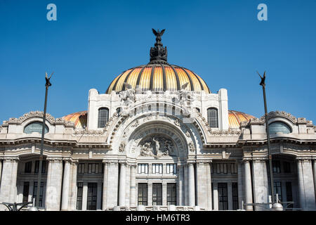 Palacio De Bellas Artes Dome di città del Messico // CITTÀ DEL MESSICO, Messico — il Palacio de Bellas Artes, completato nel 1934, si trova al margine orientale del parco centrale di Alameda vicino al Zócalo. Questo importante centro culturale si distingue per le sue cupole colorate piastrellate e la miscela di stili architettonici. L'edificio è il luogo più importante del Messico per le arti dello spettacolo e gli eventi culturali. Il palazzo ospita il Teatro Nazionale, il Museo Nazionale di architettura e ospita spettacoli della National Symphony Orchestra e dell'Opera Nazionale. Progettato dall'architetto italiano Adamo Boari e completo Foto Stock