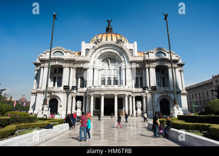Palacio De Bellas Artes città del Messico Messico // CITTÀ DEL MESSICO, Messico — il Palacio de Bellas Artes, completato nel 1934, si trova al margine orientale del parco centrale di Alameda vicino al Zócalo. Questo importante centro culturale si distingue per le sue cupole colorate piastrellate e la miscela di stili architettonici. L'edificio è il luogo più importante del Messico per le arti dello spettacolo e gli eventi culturali. Il palazzo ospita il Teatro Nazionale, il Museo Nazionale di architettura e ospita spettacoli della National Symphony Orchestra e dell'Opera Nazionale. Progettato dall'architetto italiano Adamo Boari e completato da Foto Stock