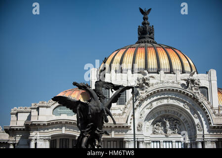 Palacio De Bellas Artes Pegasus Sculpture città del Messico // CITTÀ DEL MESSICO, Messico — Una scultura Pegasus dello scultore spagnolo Agustín Querol si erge in primo piano con la Armonía (armonia) dello scultore italiano Leonardo Bistolfi visibile nel frontone dell'edificio alle spalle. La drammatica scultura alata di Querol con cavaliere simboleggia l'ispirazione artistica e il genio poetico, originariamente lanciata a Madrid e arrivata in Messico tra il 1910 e il 1911 durante il regime di Porfirio Díaz. Le quattro statue di Pegasus erano inizialmente destinate alla linea del tetto del palazzo, ma in seguito furono trasferite in Plaza de Bellas Arte Foto Stock