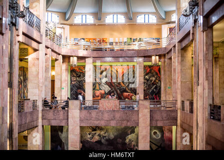 Palacio De Bellas Artes Murals città del Messico // CITTÀ DEL MESSICO, Messico — i murales adornano l'interno del Palacio de Bellas Artes, il principale luogo culturale del Messico che ospita il Teatro Nazionale e il Museo Nazionale di Belle Arti Il palazzo presenta un esterno che combina stili architettonici neoclassici e Art Nouveau con un design degli interni Art Deco. La costruzione iniziò nel 1904 sotto l'architetto italiano Adamo Boari e fu completata nel 1934, rendendola uno dei monumenti culturali più significativi di città del Messico. L'edificio si trova nel quartiere Centro Histórico, che è stato dichiarato Patrimonio dell'Umanità dall'UNESCO Foto Stock