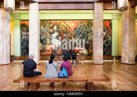 Jose Clemente Orozco Catharsis Mural Palacio De Bellas Artes città del Messico // CITTÀ del MESSICO, Messico — il murale Catharsis di Jose Clemente Orozco (noto anche come Katharsis), dipinto tra il 1934 e il 1935, adorna l'interno del Palacio de Bellas Artes. Il palazzo funge da teatro nazionale e centro culturale del Messico, caratterizzato da una distintiva miscela architettonica di design degli esterni neoclassico e Art Nouveau con elementi interni Art Deco. La costruzione dell'edificio iniziò all'inizio del XX secolo sotto la direzione dell'architetto italiano Adamo Boari. Il palazzo si trova nel centro di città del Messico Foto Stock