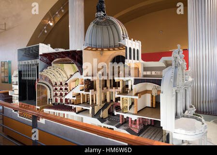 Palacio De Bellas Artes modello in scala città del Messico // CITTÀ DEL MESSICO, Messico - Un modello in scala mostra il Palacio de Bellas Artes, il principale luogo culturale del Messico e sede del Teatro Nazionale. Il palazzo combina l'architettura degli esterni neoclassica e Art Nouveau con il design degli interni Art Deco, completato nel 1934 dopo quasi trent'anni di costruzione. Situato nel centro Histórico di città del Messico, l'edificio è il luogo più importante del paese per spettacoli artistici e mostre. Il palazzo è stato progettato dall'architetto italiano Adamo Boari e dall'architetto messicano Federico Mariscal. TH Foto Stock