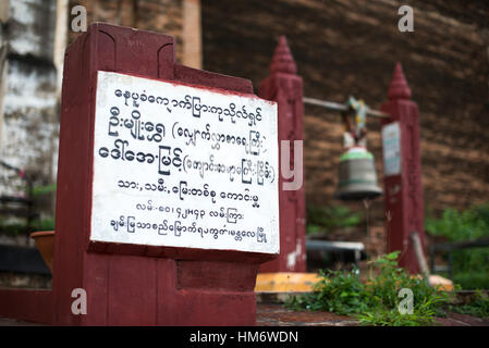 MINGUN, Myanmar - Mingun Pahtodawgyi, noto anche come la Pagoda incompiuta di Mingun, è stato commissionato dal re Bodawpaya nel 1790. L'attuale struttura sorge a 50 metri di altezza; i piani chiamato per raggiungere una altezza totale di 150 metri quando completato. La struttura è solida e costruito interamente di mattoni. Un earthquaker nel marzo 1839 tore grandi crepe nella struttura. Foto Stock