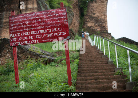 MINGUN, Myanmar - Mingun Pahtodawgyi, noto anche come la Pagoda incompiuta di Mingun, è stato commissionato dal re Bodawpaya nel 1790. L'attuale struttura sorge a 50 metri di altezza; i piani chiamato per raggiungere una altezza totale di 150 metri quando completato. La struttura è solida e costruito interamente di mattoni. Un earthquaker nel marzo 1839 tore grandi crepe nella struttura. Foto Stock