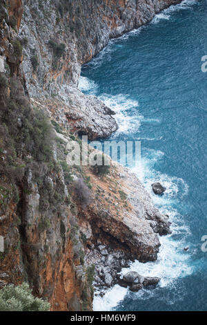 Vista da sopra dei ripidi pendii con alberi di pino e rocciosa del mar Mediterraneo shore a Alanya, Turchia sulla giornata di sole. Questa vista è vista dal castello di Alanya Foto Stock