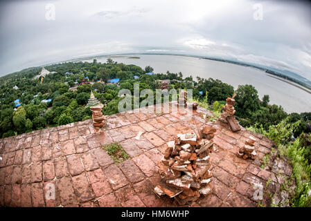 MINGUN, Myanmar - Mingun Pahtodawgyi, noto anche come la Pagoda incompiuta di Mingun, è stato commissionato dal re Bodawpaya nel 1790. L'attuale struttura sorge a 50 metri di altezza; i piani chiamato per raggiungere una altezza totale di 150 metri quando completato. La struttura è solida e costruito interamente di mattoni. Un earthquaker nel marzo 1839 tore grandi crepe nella struttura. Foto Stock