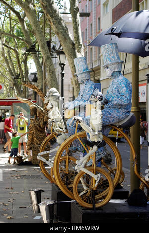 Barcellona,ES - circa luglio, 2008 - artisti presentano lungo La Rambla, la famosa strada di Barcellona. Foto Stock