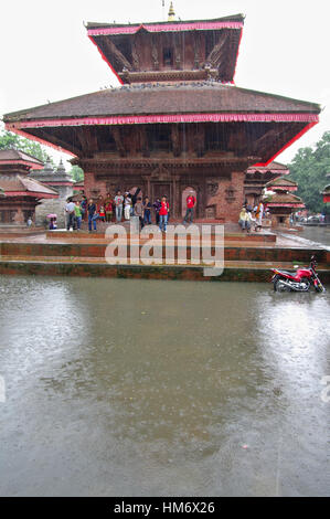 KATHMANDU,NP - circa agosto, 2012 - Kathmandu piazza principale allagato con acqua dopo forti piogge monsoniche. Foto Stock