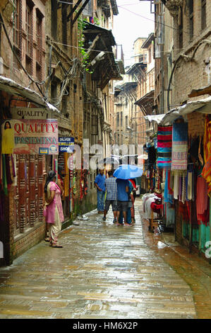 KATHMANDU,NP - circa agosto, 2012 - Le persone camminano per la strada di Kathmandu. Il Nepal sarà colpito da un grande terremoto nel 2015. Foto Stock