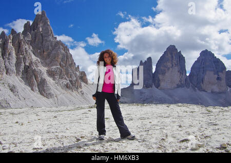 Giovane femmina attraente escursionista nella parte anteriore delle Tre Cime di Lavaredo, Dolomiti Foto Stock