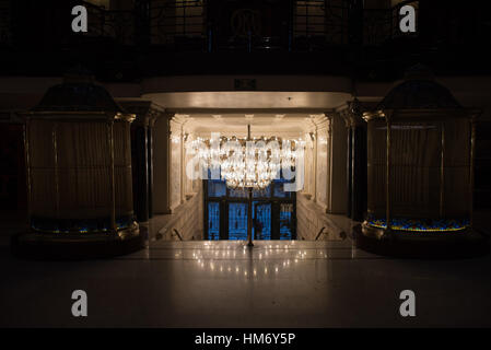 Gran Hotel Ciudad de Mexico Chandelier città del Messico // CITTÀ DEL MESSICO, Messico — Un grande lampadario decorato è appeso all'ingresso del Gran Hotel Ciudad de Mexico, un punto di riferimento architettonico situato in un angolo del Zócalo nel centro storico di città del Messico. L'hotel, costruito all'inizio del XX secolo, è rinomato per la sua architettura Art Nouveau e il lussuoso design degli interni. L'edificio originariamente serviva come grande magazzino prima di essere convertito in hotel, conservando molti dei suoi elementi decorativi originali. Il Gran Hotel si affaccia sulla Zócalo, la piazza principale di città del Messico e uno dei luoghi più belli Foto Stock