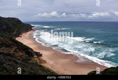 Bella onde sulla spiaggia Glenaire in Australia. Foto Stock