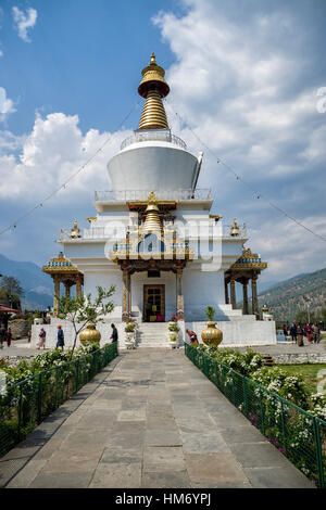 Thimphu Bhutan - Aprile 9, 2016: turisti e cittadini bhutanesi si raccolgono intorno al National Memorial Chorten situato a Thimphu per la preghiera e la benedizione. Foto Stock