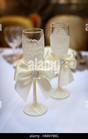 Decorate due bicchieri di champagne per matrimoni Foto Stock