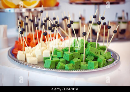 Diversi tipi di formaggio su spiedini di close-up Foto Stock