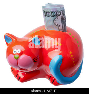 Piggybank per le banconote e le monete in euro nella forma di un gatto rosso con una fattura di mille rubli russi Foto Stock