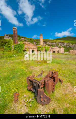 La rovina e abbandonata Porth Wen laterizi su anglesey Foto Stock