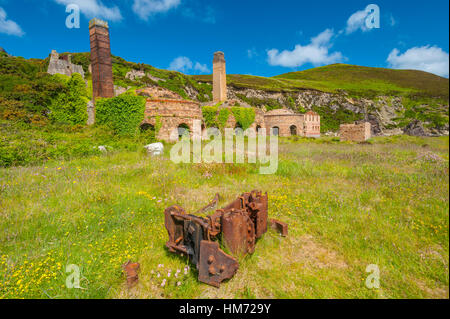 La rovina e abbandonata Porth Wen laterizi su anglesey Foto Stock