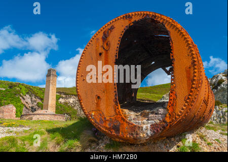 La rovina e abbandonata Porth Wen laterizi su anglesey Foto Stock