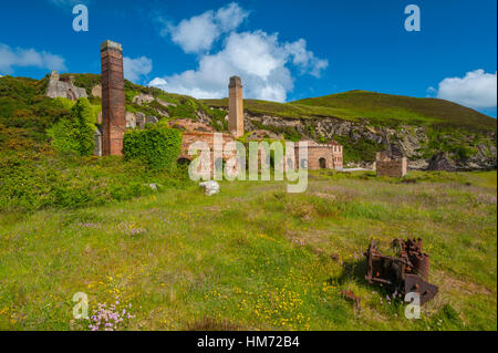 La rovina e abbandonata Porth Wen laterizi su anglesey Foto Stock