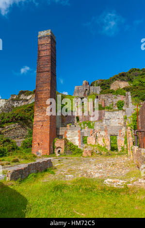 La rovina e abbandonata Porth Wen laterizi su anglesey Foto Stock