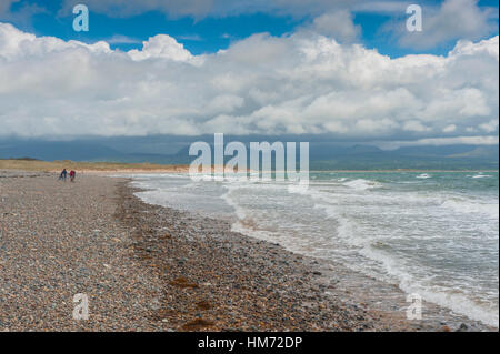 La spiaggia di Baia Lllanddwyn guardando verso le montagne di Snowdonia. Foto Stock