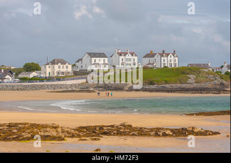 La spiaggia e le case a TREARDDUR BAY sull Isola Santa off l'angolo nord-ovest di Anglesey Foto Stock