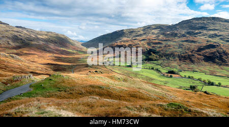 Drammatico paesaggio di montagna dove le passate di Wrynose e Hardknott soddisfare a Duddon Valley in Cumbria Foto Stock