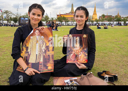 Persone in lutto pagare rispetta per la fine del re Bhumibol Adulyadejat, Sanam Luang, Bangkok, Thailandia Foto Stock