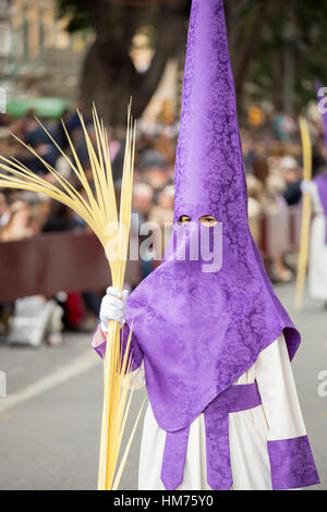 MALAGA, Spagna - 20 Marzo: Nazareno che partecipano alla processione della Domenica delle Palme (Pollinica) il 20 marzo 2016 a Malaga, Spagna. Foto Stock