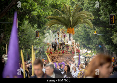 MALAGA, Spagna - 20 Marzo: tradizionali processioni della Settimana Santa per le strade su Marzo 20, 2016 a Malaga, Spagna. La Domenica delle Palme processione (Pollinica). Foto Stock